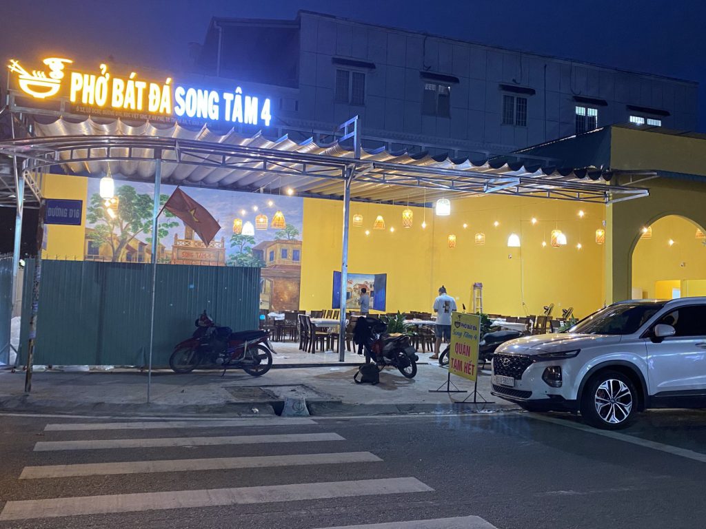 Lắp đặt bàn ghế cho hệ thống phở bát đá SONG TÂM ở VSIP 1 Bình Dương
